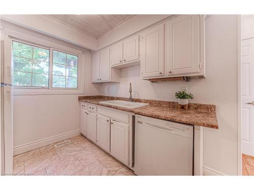 572 Strasburg Road, Kitchener, ON - Indoor Photo Showing Kitchen