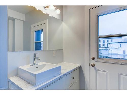 820 Laurel Street, Cambridge, ON - Indoor Photo Showing Bathroom