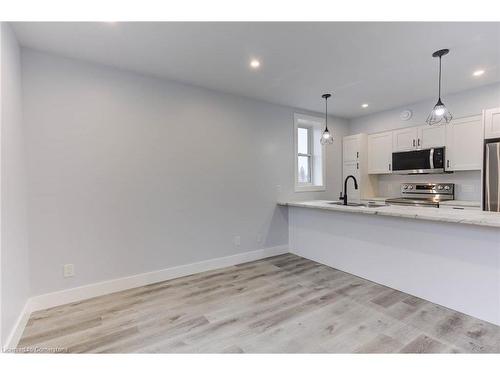 820 Laurel Street, Cambridge, ON - Indoor Photo Showing Kitchen With Upgraded Kitchen