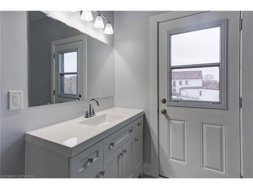 820 Laurel Street, Cambridge, ON - Indoor Photo Showing Bathroom