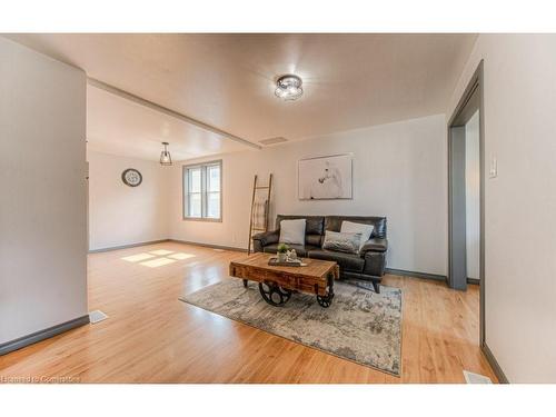 181 Kent Avenue, Kitchener, ON - Indoor Photo Showing Living Room