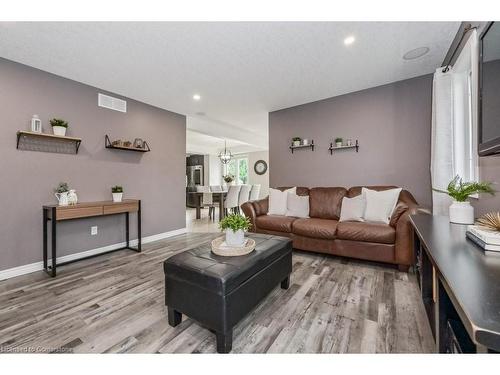 30 Inett Way, Fergus, ON - Indoor Photo Showing Living Room