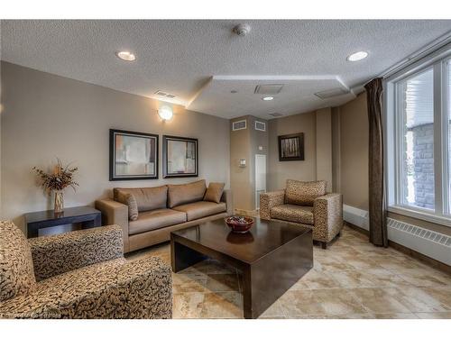 122-8 Harris Street, Cambridge, ON - Indoor Photo Showing Living Room