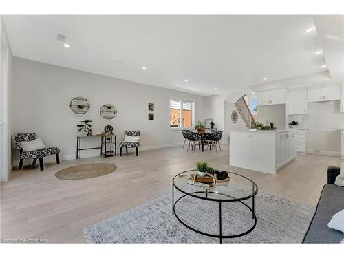 10 Blain Avenue, Cambridge, ON - Indoor Photo Showing Living Room