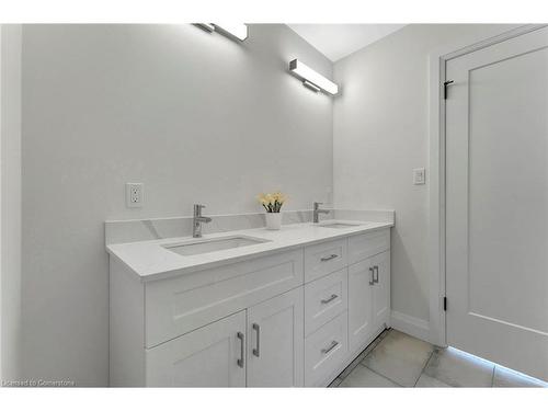 10 Blain Avenue, Cambridge, ON - Indoor Photo Showing Bathroom