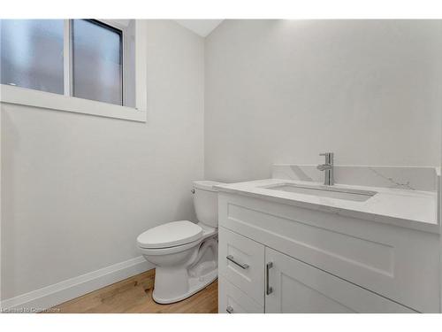 10 Blain Avenue, Cambridge, ON - Indoor Photo Showing Bathroom