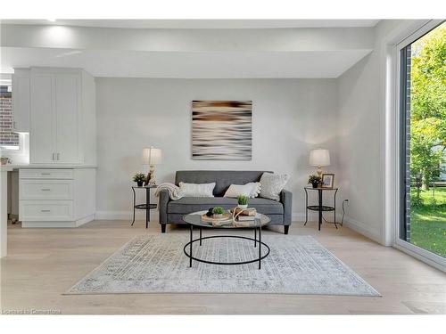 10 Blain Avenue, Cambridge, ON - Indoor Photo Showing Living Room