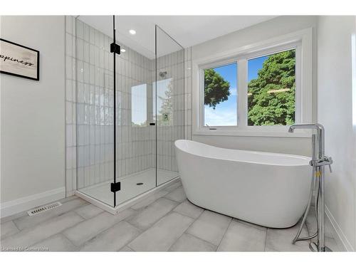 10 Blain Avenue, Cambridge, ON - Indoor Photo Showing Bathroom