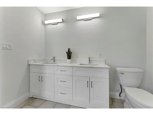 10 Blain Avenue, Cambridge, ON - Indoor Photo Showing Bathroom