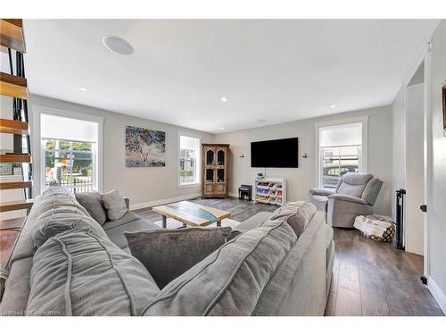 139 Queen Street N, Kitchener, ON - Indoor Photo Showing Living Room