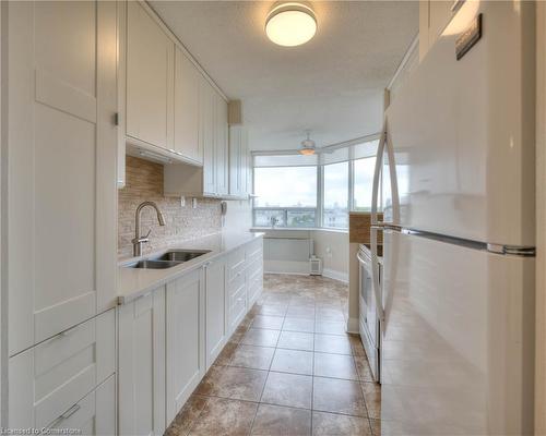 1010-3227 King Street E, Kitchener, ON - Indoor Photo Showing Kitchen With Double Sink