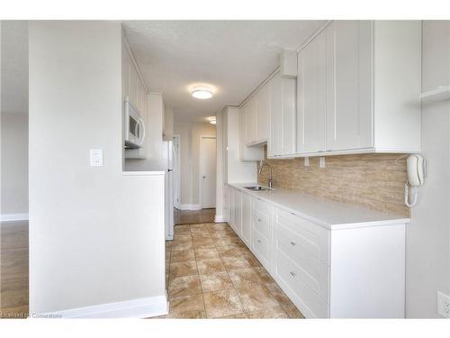 1010-3227 King Street E, Kitchener, ON - Indoor Photo Showing Kitchen