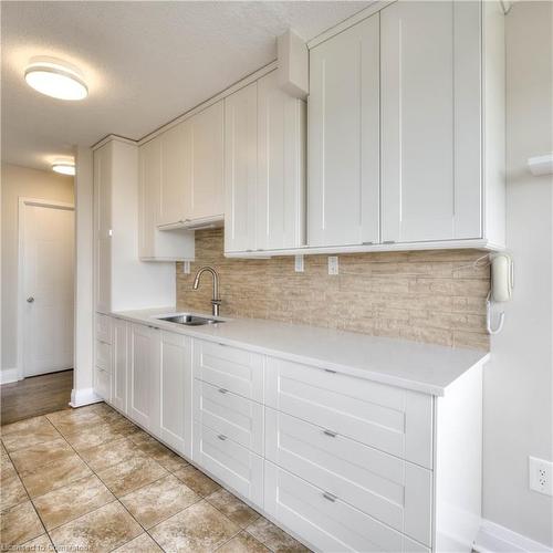 1010-3227 King Street E, Kitchener, ON - Indoor Photo Showing Kitchen