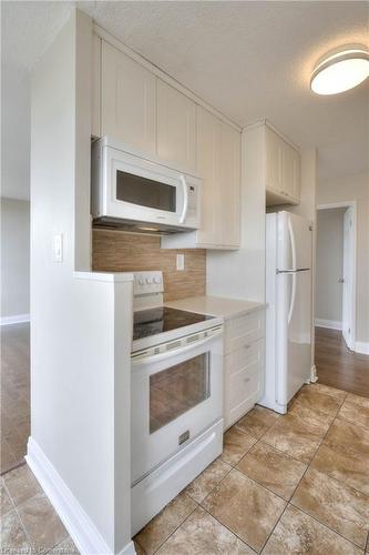 1010-3227 King Street E, Kitchener, ON - Indoor Photo Showing Kitchen