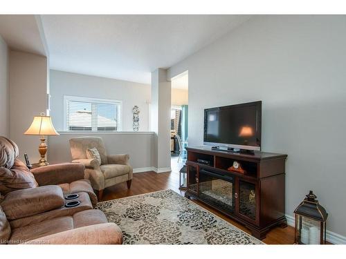 123 Courtney Street, Fergus, ON - Indoor Photo Showing Living Room