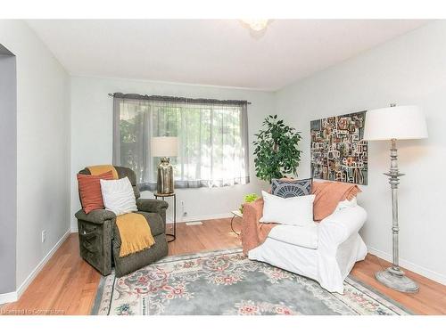 474 Redfox Road, Waterloo, ON - Indoor Photo Showing Living Room