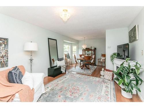 474 Redfox Road, Waterloo, ON - Indoor Photo Showing Living Room