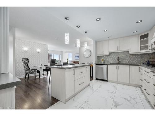 1005-205 Wynford Drive, Toronto, ON - Indoor Photo Showing Kitchen With Upgraded Kitchen