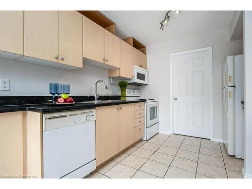 E38-12 Holborn Drive, Kitchener, ON - Indoor Photo Showing Kitchen