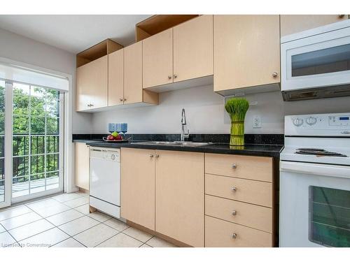 E38-12 Holborn Drive, Kitchener, ON - Indoor Photo Showing Kitchen