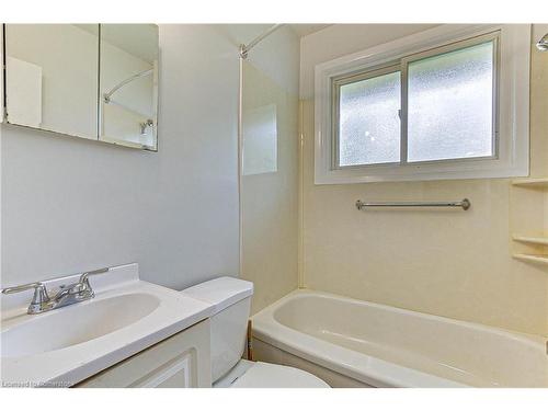 Main-10 Cornerbrook Avenue, London, ON - Indoor Photo Showing Bathroom