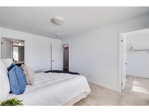 136 Monarch Street, Welland, ON - Indoor Photo Showing Bedroom