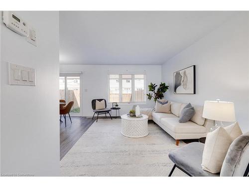 136 Monarch Street, Welland, ON - Indoor Photo Showing Living Room