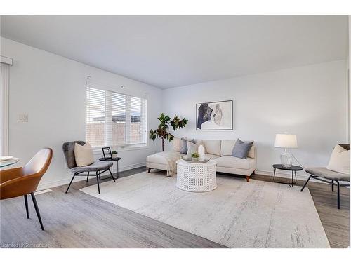 136 Monarch Street, Welland, ON - Indoor Photo Showing Living Room