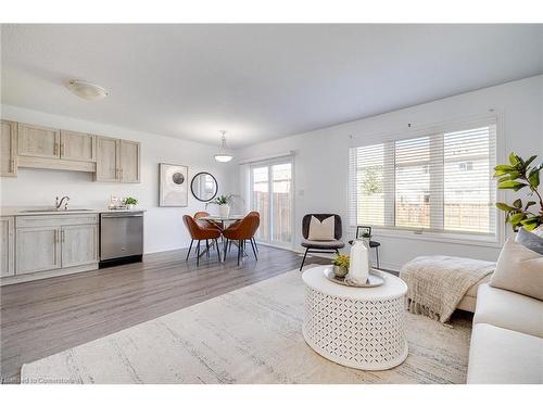 136 Monarch Street, Welland, ON - Indoor Photo Showing Living Room