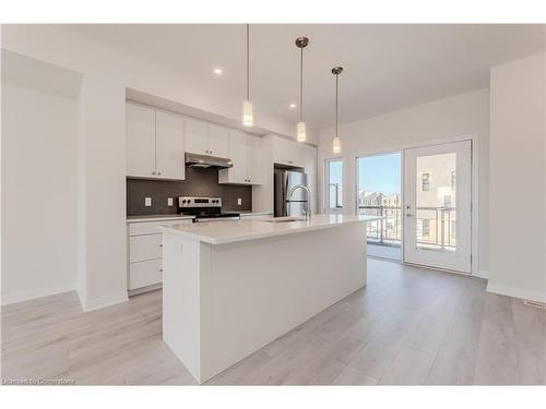 B009-17 Benninger Drive, Kitchener, ON - Indoor Photo Showing Kitchen With Upgraded Kitchen