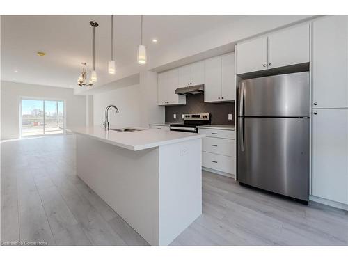 B009-17 Benninger Drive, Kitchener, ON - Indoor Photo Showing Kitchen With Upgraded Kitchen