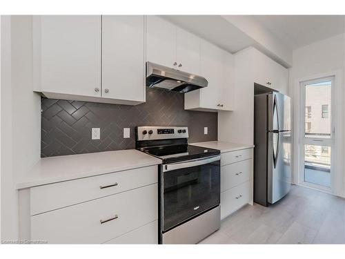 B009-17 Benninger Drive, Kitchener, ON - Indoor Photo Showing Kitchen