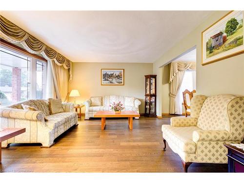 63 Leslie Avenue, Cambridge, ON - Indoor Photo Showing Living Room