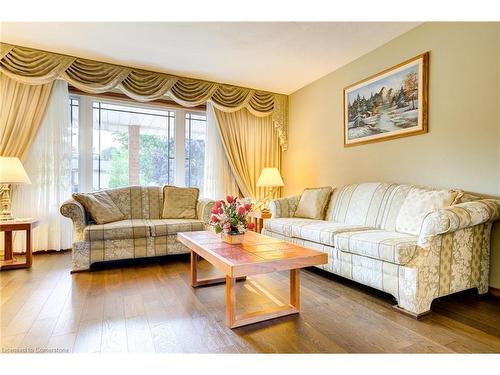 63 Leslie Avenue, Cambridge, ON - Indoor Photo Showing Living Room