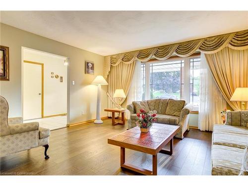 63 Leslie Avenue, Cambridge, ON - Indoor Photo Showing Living Room