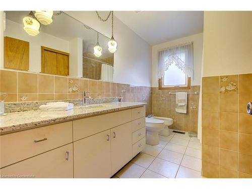 63 Leslie Avenue, Cambridge, ON - Indoor Photo Showing Bathroom