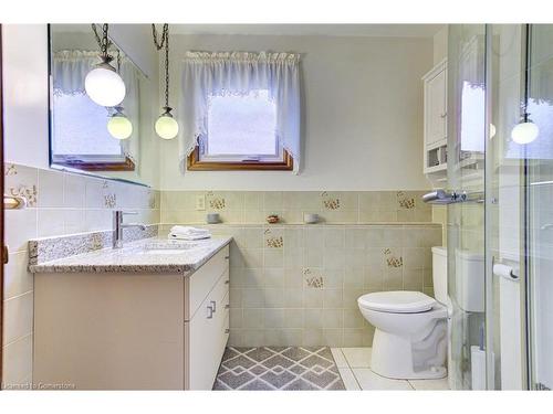 63 Leslie Avenue, Cambridge, ON - Indoor Photo Showing Bathroom