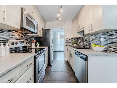 803-225 Harvard Place, Waterloo, ON - Indoor Photo Showing Kitchen With Stainless Steel Kitchen With Upgraded Kitchen