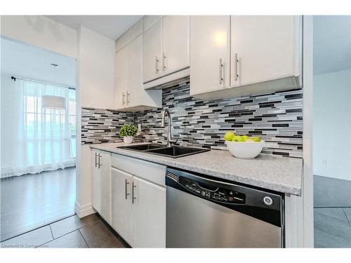 803-225 Harvard Place, Waterloo, ON - Indoor Photo Showing Kitchen With Stainless Steel Kitchen With Double Sink With Upgraded Kitchen