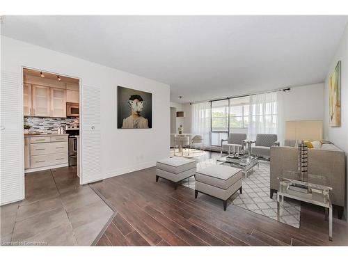 803-225 Harvard Place, Waterloo, ON - Indoor Photo Showing Living Room