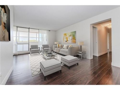 803-225 Harvard Place, Waterloo, ON - Indoor Photo Showing Living Room