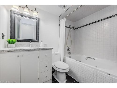 803-225 Harvard Place, Waterloo, ON - Indoor Photo Showing Bathroom