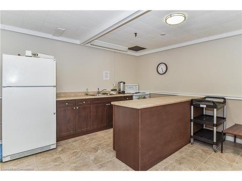 803-225 Harvard Place, Waterloo, ON - Indoor Photo Showing Kitchen With Double Sink