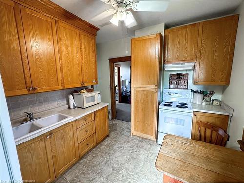 570 Coronation Boulevard, Cambridge, ON - Indoor Photo Showing Kitchen With Double Sink