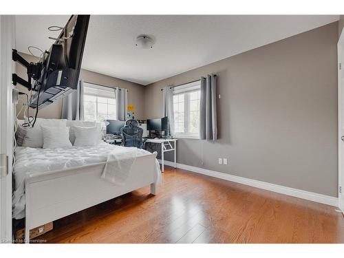 337 Featherstone Crescent, Kitchener, ON - Indoor Photo Showing Bedroom