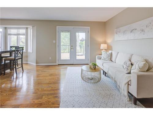 8 Munroe Crescent, Guelph, ON - Indoor Photo Showing Living Room