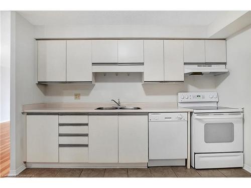 1501-55 Green Valley Drive, Kitchener, ON - Indoor Photo Showing Kitchen With Double Sink