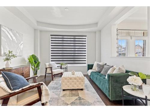 2 Munro Circle Circle, Brantford, ON - Indoor Photo Showing Living Room