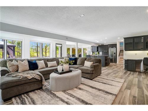 2 Pioneer Grove Road, Puslinch, ON - Indoor Photo Showing Living Room