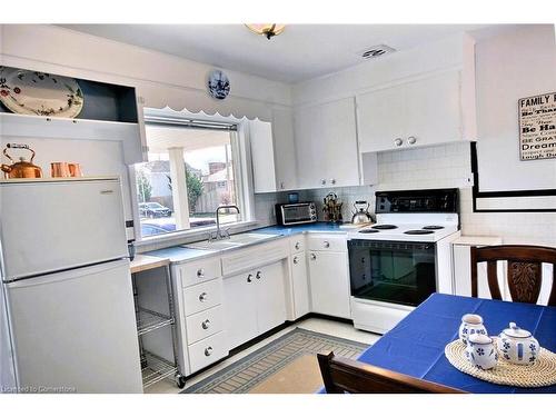 6 Barrett Avenue, Cambridge, ON - Indoor Photo Showing Kitchen